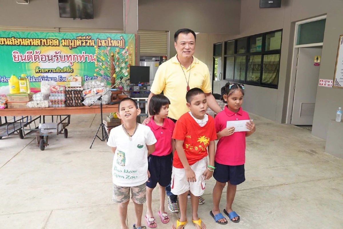 "อนุทิน" ร่วมร้องเพลง "ยิ้มสู้" ให้กำลังใจผู้บกพร่องทางการมองเห็น