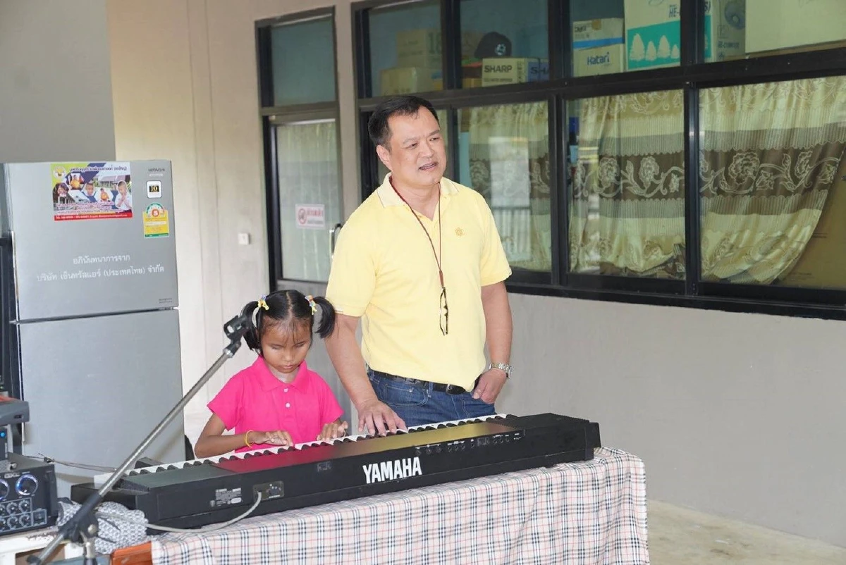 "อนุทิน" ร่วมร้องเพลง "ยิ้มสู้" ให้กำลังใจผู้บกพร่องทางการมองเห็น