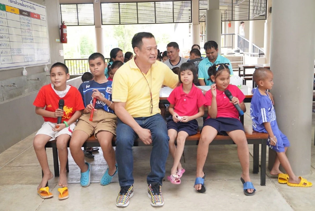 "อนุทิน" ร่วมร้องเพลง "ยิ้มสู้" ให้กำลังใจผู้บกพร่องทางการมองเห็น