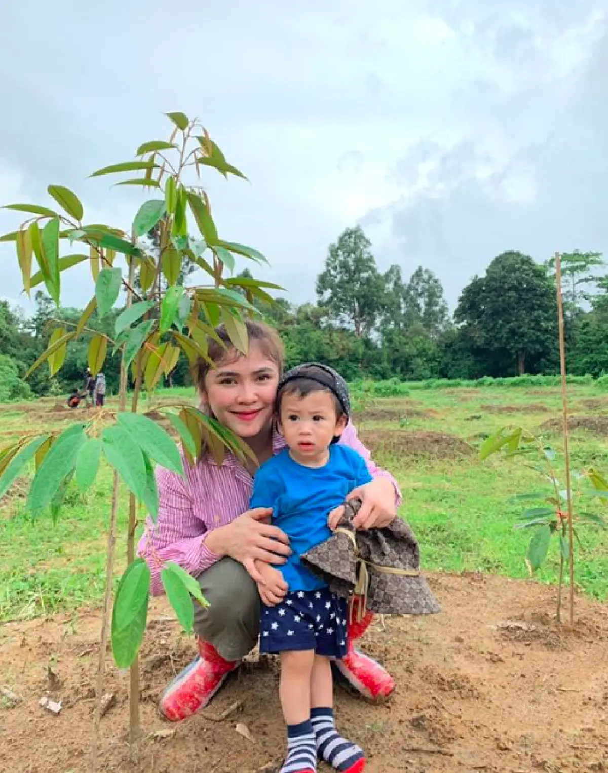 เรียบง่ายสุดๆ “แม่แอน” สร้างอาณาจักรบ้านสวน ปลูกต้นทุเรียนเท่าอายุ "น้องโพธิ์”