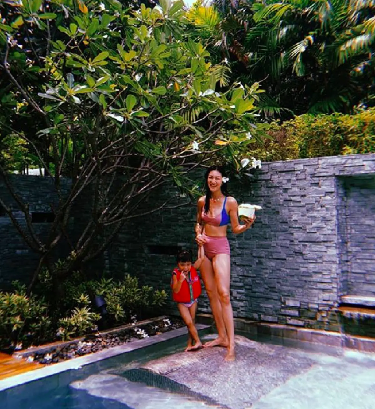 “แพนเค้ก” อวดความเป๊ะในชุดว่ายน้ำทูพีซสีสดใส  สวยหุ่นดีสมตำแหน่งท็อปโมเดล