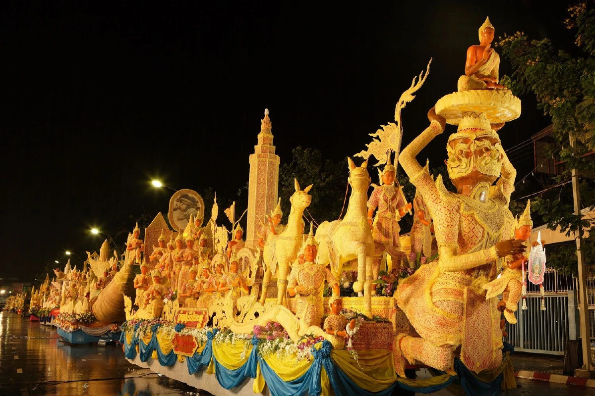 ‘ไอคอนสยาม’ รวมพลังหัวใจไทย ร่วมสืบสานวัฒนธรรมประเพณีแห่เทียนพรรษา จัดงาน “ไอคอนสยาม ร้อยล้านใจ เป็นเทียนไทย ให้เรืองรอง”