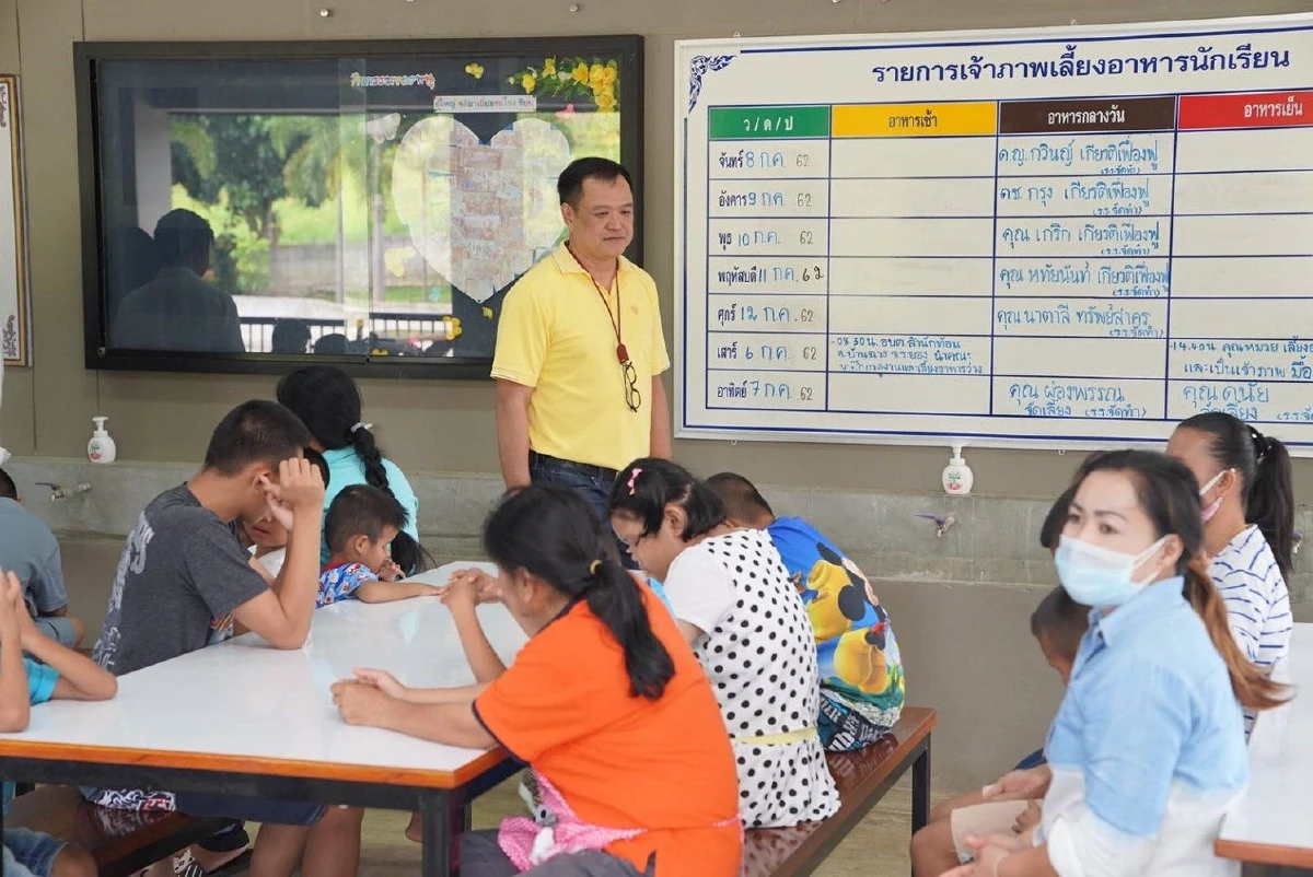 "อนุทิน" ร่วมร้องเพลง "ยิ้มสู้" ให้กำลังใจผู้บกพร่องทางการมองเห็น