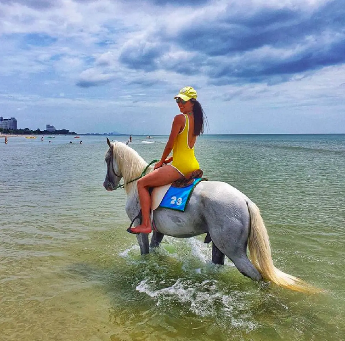 “แพนเค้ก” อวดความเป๊ะในชุดว่ายน้ำทูพีซสีสดใส  สวยหุ่นดีสมตำแหน่งท็อปโมเดล