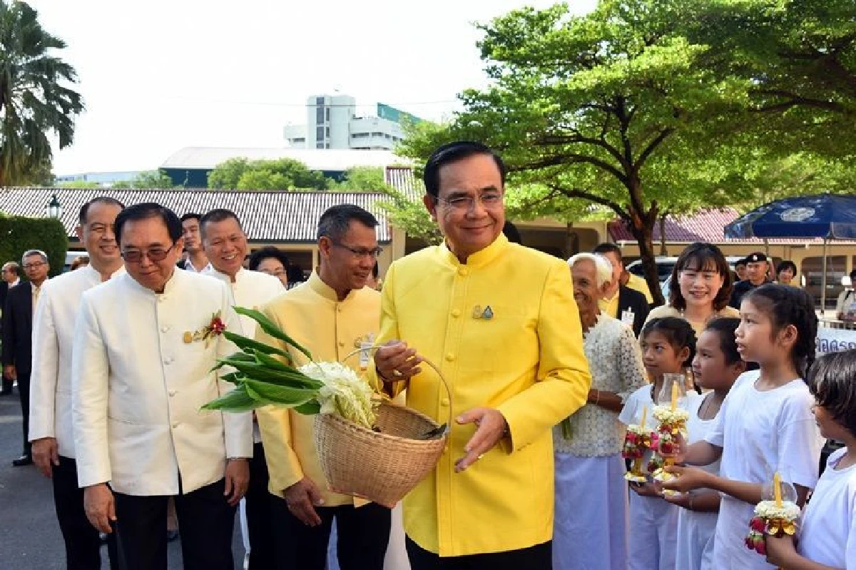 "บิ๊กตู่"ถกครม.นัดสุดท้าย ชวนแห่เทียนเข้าพรรษา บอก ทำบุญชาตินี้ไม่ต้องหวังชาติหน้า