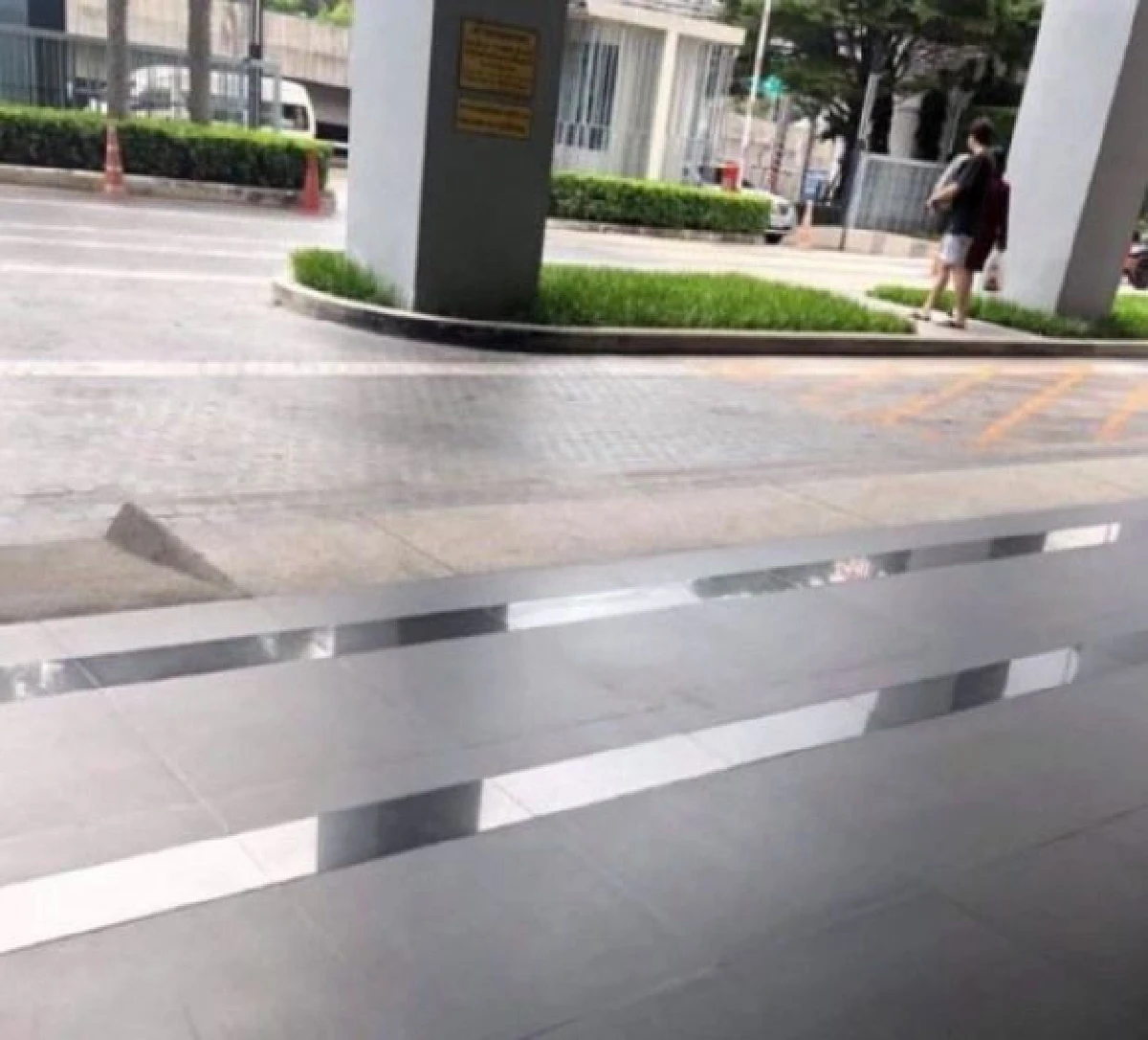 ใช่หรือเปล่า!? โลกออนไลน์แห่แชร์ภาพคล้าย “ซัน-บลู” ยืนอยู่กันหน้าคอนโด