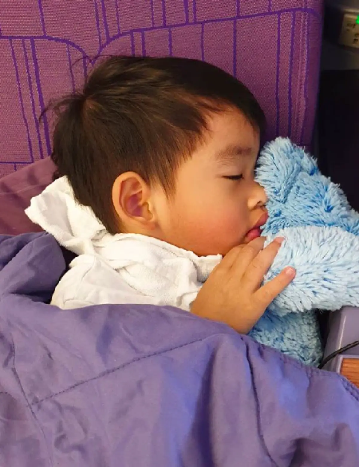 ทริปล่ม “น้องอลิน-น้องอลัน” ไข้ขึ้นสูงบินกลับไทยแอดมิทรพ. ป่วยเป็นโรคเฮอร์แปงไจนา