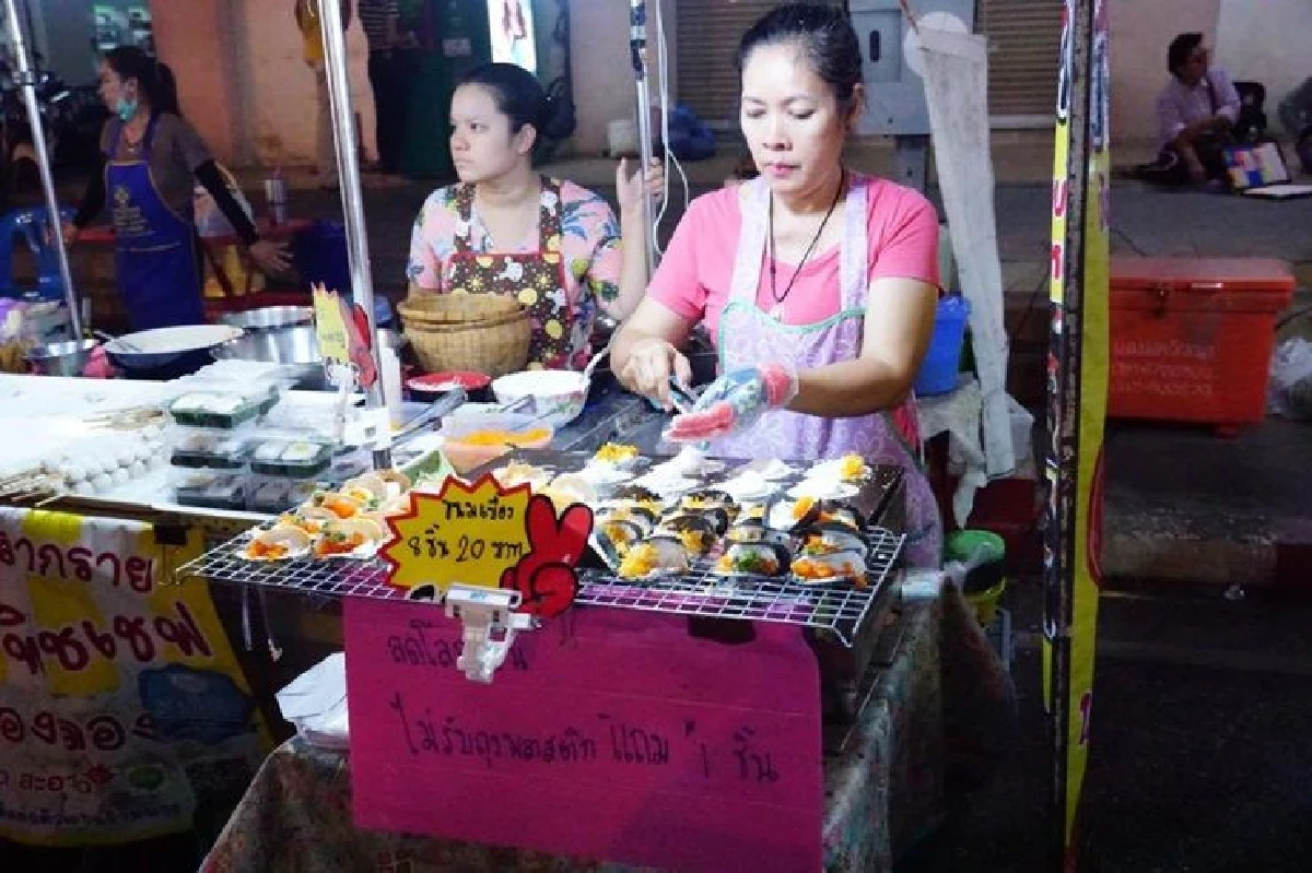 แม่ค้าขนมเบื้อง "หัวใจรักษ์โลก" ลูกค้าไม่รับถุงพลาสติกรับไปฟรีๆ เลย 1 ชิ้น