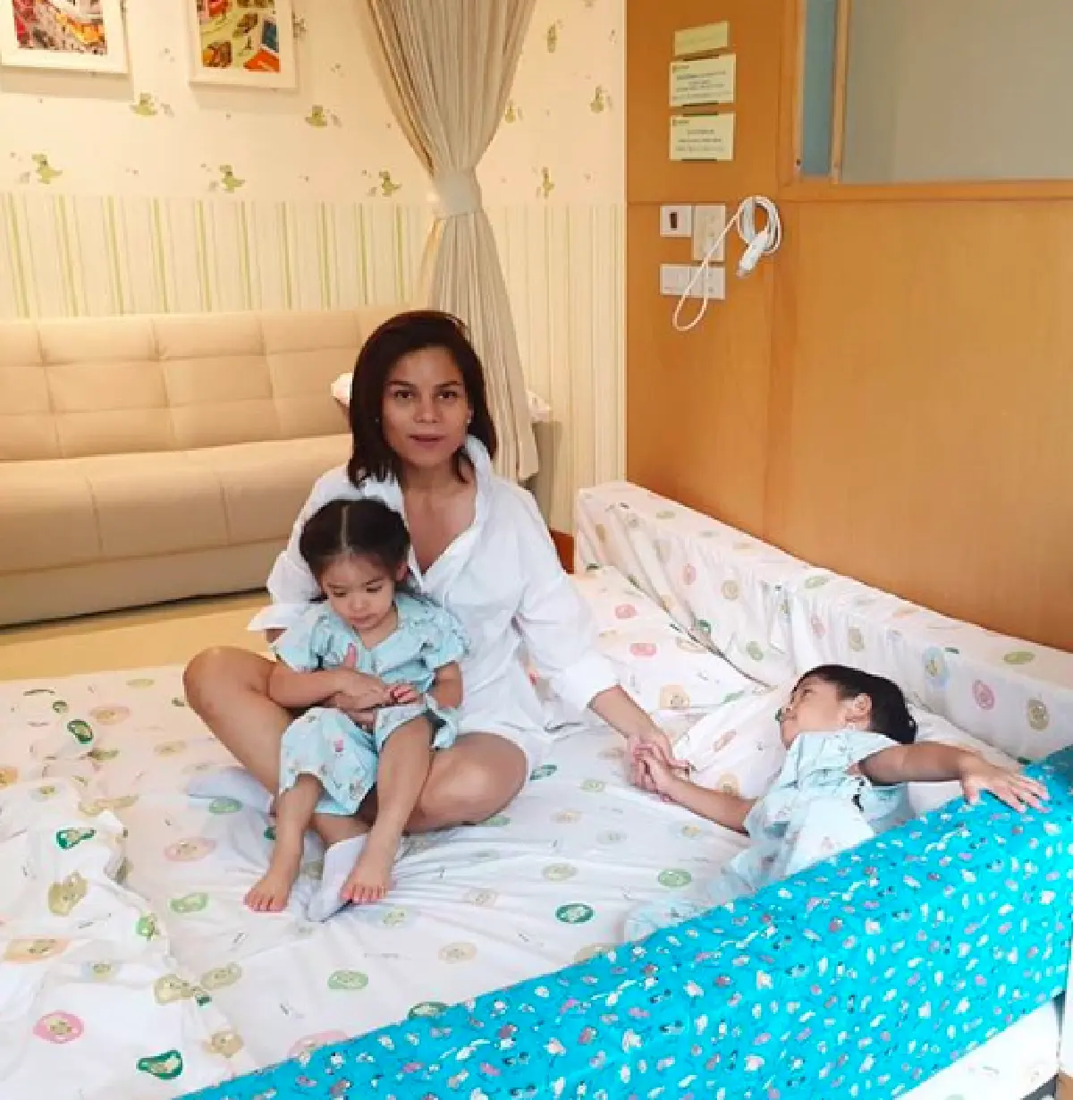 ทริปล่ม “น้องอลิน-น้องอลัน” ไข้ขึ้นสูงบินกลับไทยแอดมิทรพ. ป่วยเป็นโรคเฮอร์แปงไจนา