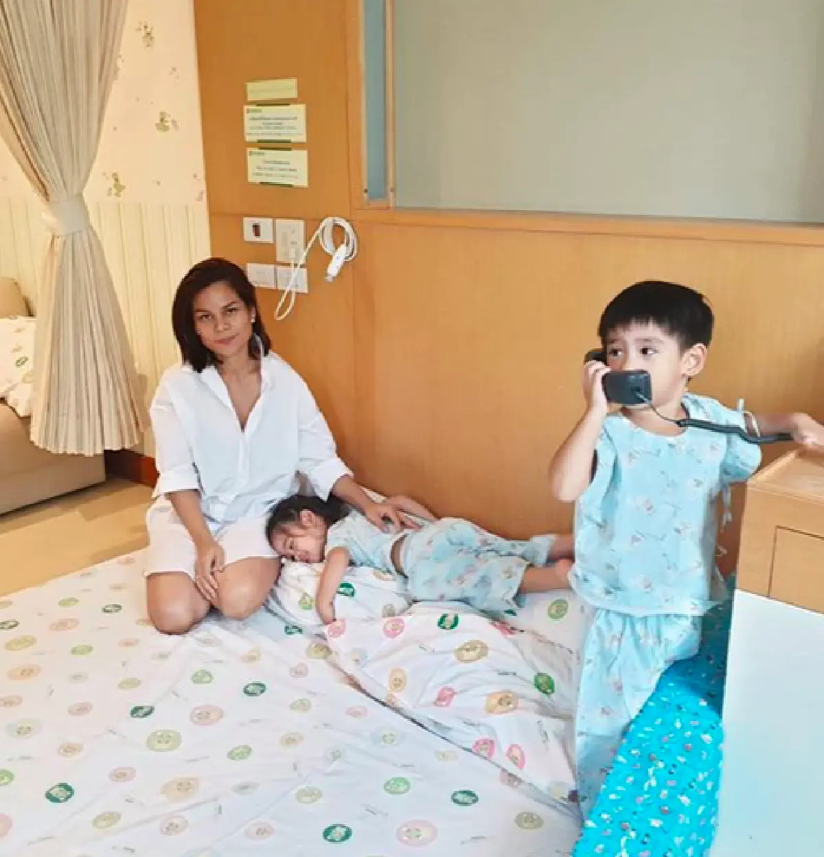 ทริปล่ม “น้องอลิน-น้องอลัน” ไข้ขึ้นสูงบินกลับไทยแอดมิทรพ. ป่วยเป็นโรคเฮอร์แปงไจนา