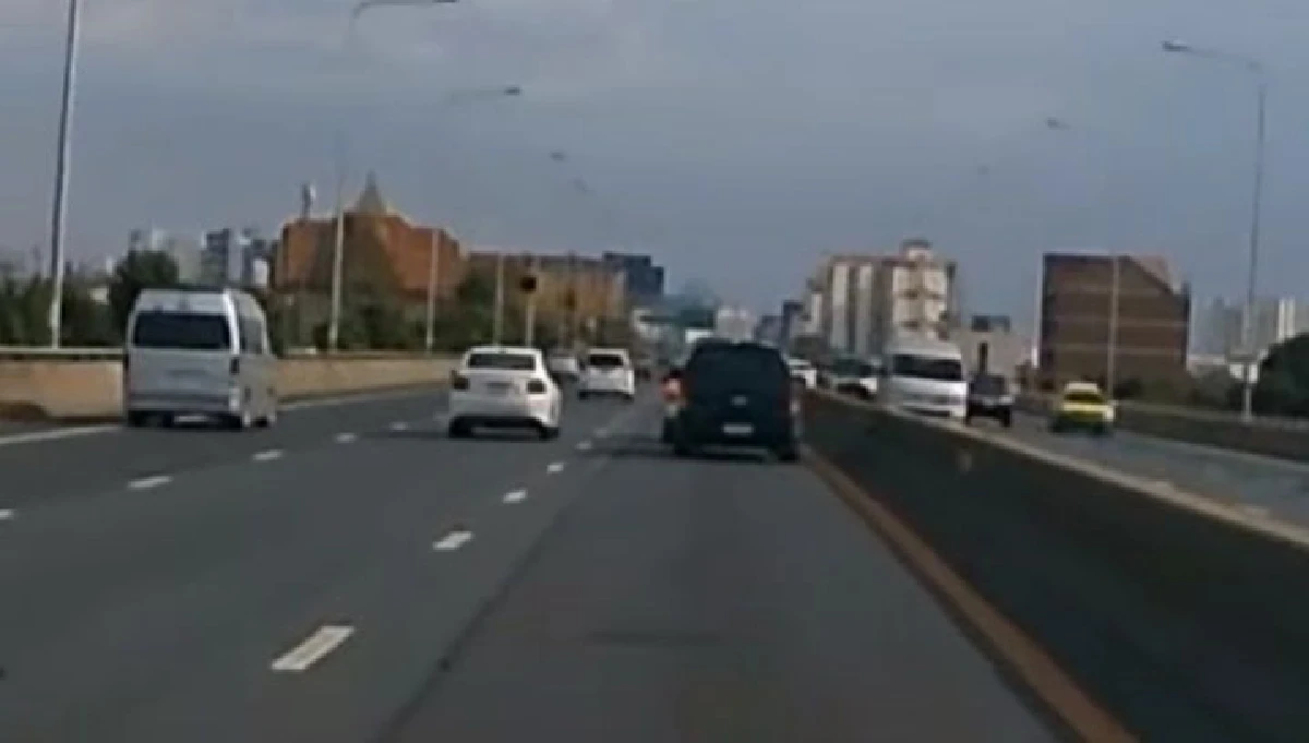 รถกระบะตีนผีปาดหน้า-ชนท้ายจนรถเก๋งเสียหลัก สะบัดชนขอบถนนหวิดตกทางด่วน