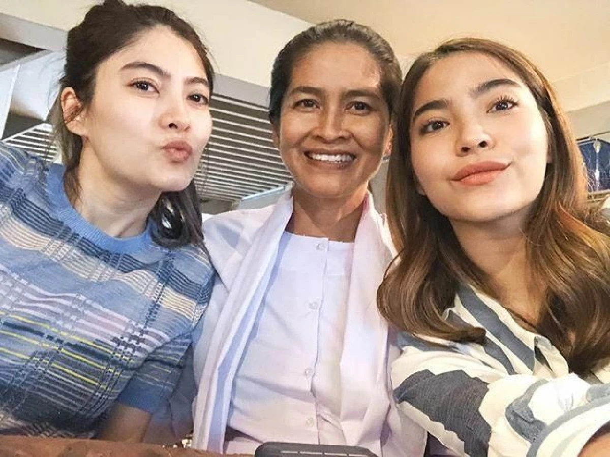 แซ่บจนแม่ต้องเข้ามาเมนต์! มารีน่า สวมชุดว่ายน้ำอวดบั้นท้ายเซ็กซี่ริมสระ