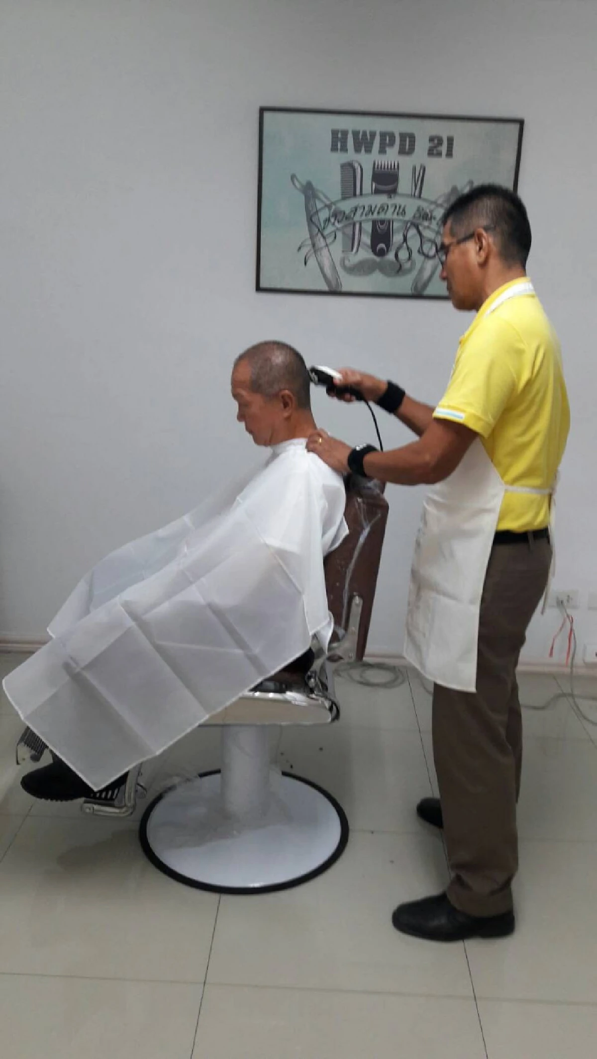 ตร.ทางหลวงเปิดร้านขาวสามด้านบาร์เบอร์บริการตัดผมฟรี