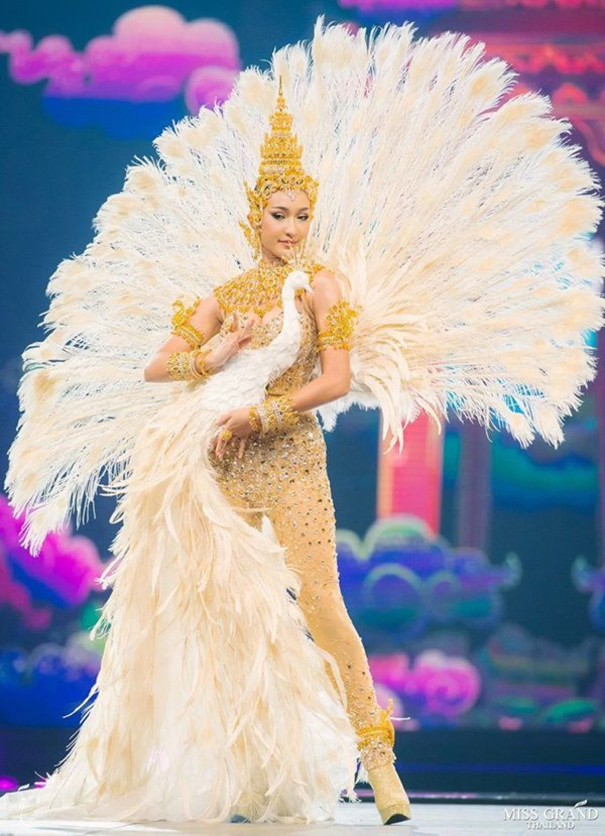 อลังการงานสร้าง! สาวงามมิสแกรนด์อวดความปังรอบชุดประจำชาติ