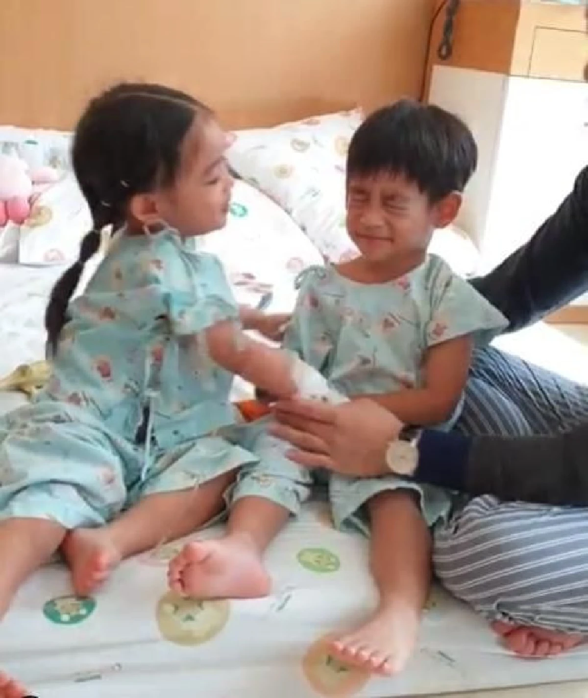 โอปอล์ ไข้ขึ้นสูงสลบคาโรงพยาบาล หลังนอนเฝ้าไข้ลูกแฝด อลิน-อลัน