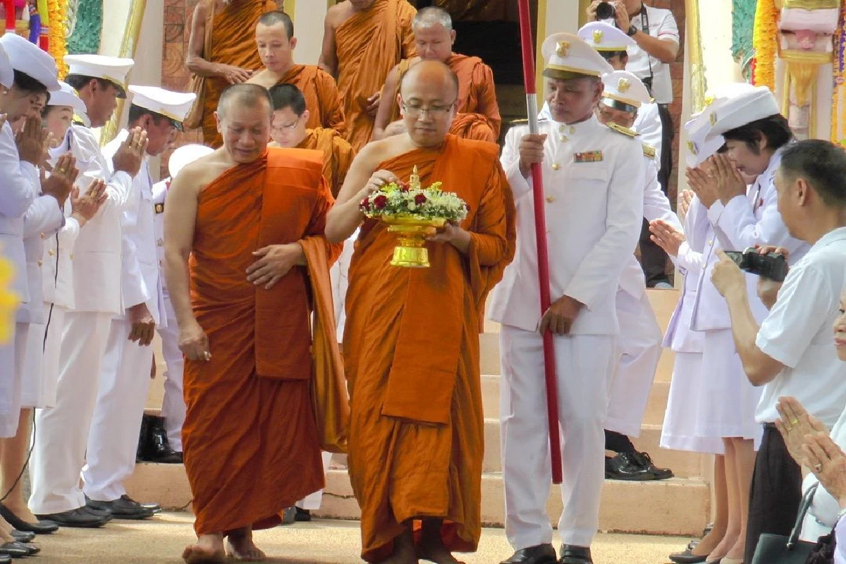 ชาวบ้านนครพนมทวงคืน3พระพุทธรูปทองคำอำเภอสงครามยอมคืนให้องค์เดียว