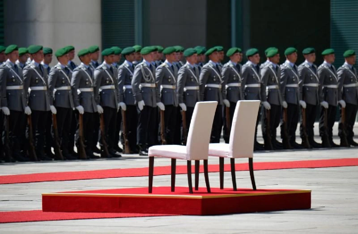 แมร์เคิล นั่งเคารพเพลงชาติ หลังตัวสั่นขณะออกงานสามครั้ง