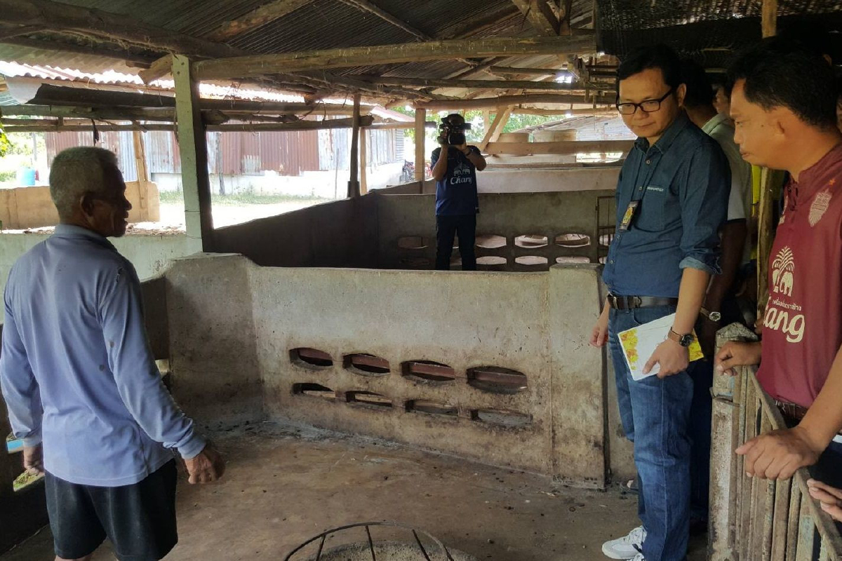 ฝูงหมารุมกัดหมูตายคาคอกเจ้าของใจดีแจกชาวบ้านกินถูกจับฉีดวัคซีนทุกคน ฝูงหมารุมกัดหมูตายคาคอกเจ้าของใจดีแจกชาวบ้านกินถูกจับฉีดวัคซีนทุกคน