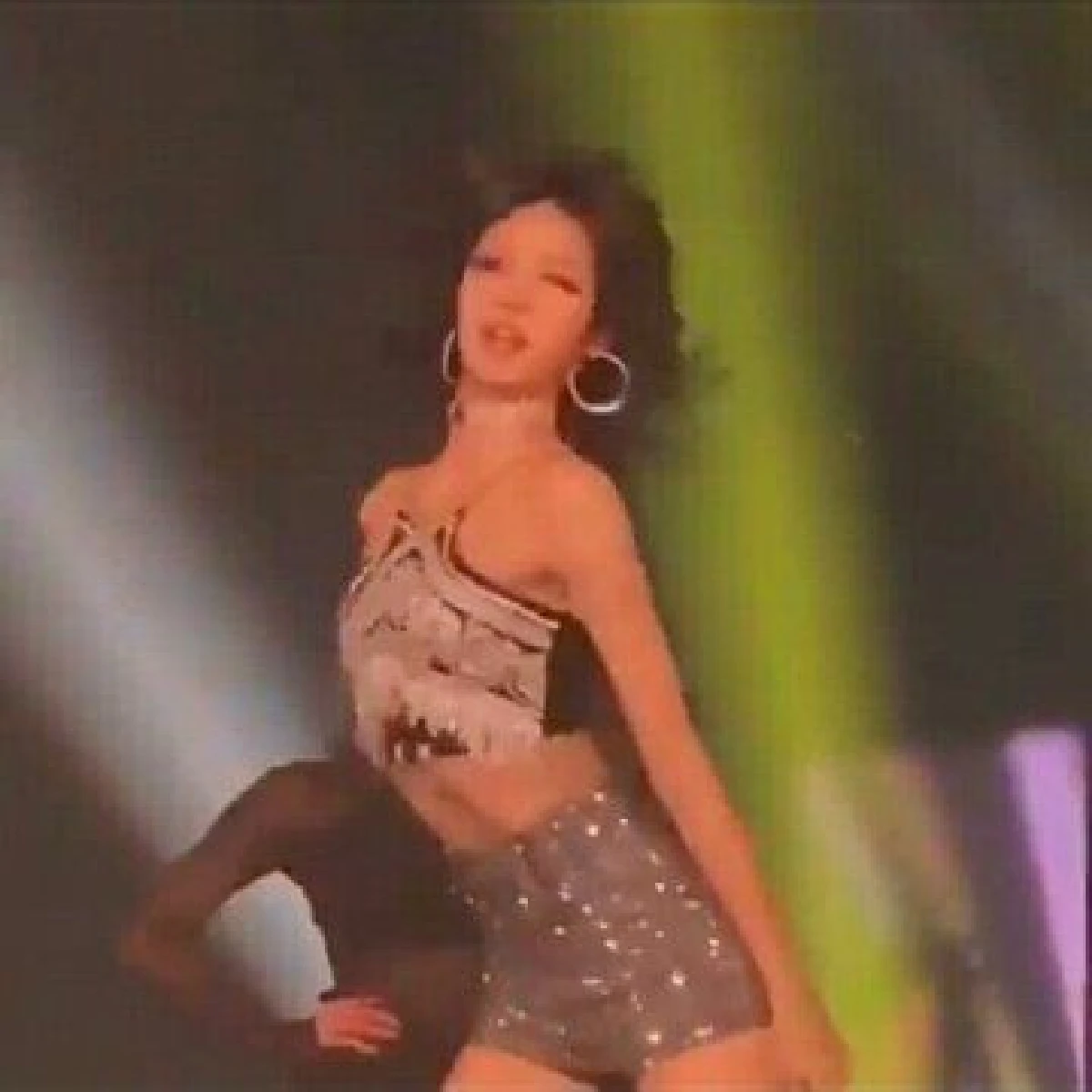 ม้าแตกที่เมืองไทย! ลิซ่า BLACKPINK แดนซ์สะบัดท่าใหม่สุดพลิ้ว ล็อคผมหน้าม้าไว้ไม่อยู่