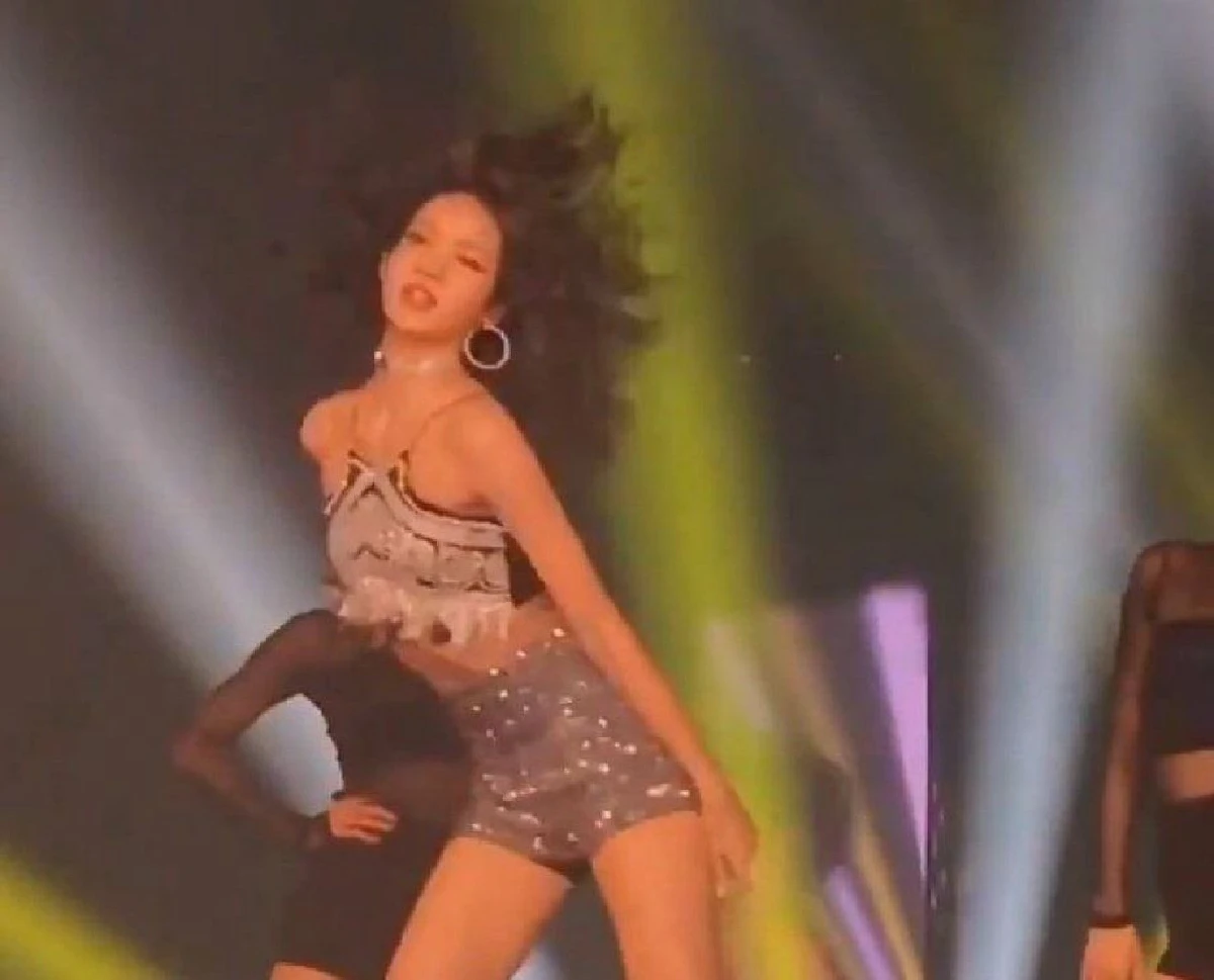 ม้าแตกที่เมืองไทย! ลิซ่า BLACKPINK แดนซ์สะบัดท่าใหม่สุดพลิ้ว ล็อคผมหน้าม้าไว้ไม่อยู่