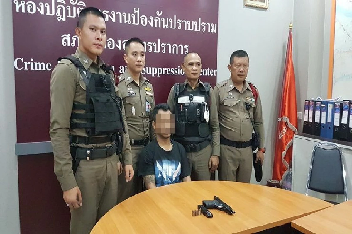 หนุ่มเมากัญชา โมโหพยาบาลรักษาเพื่อนช้า ชักปืนรัวยิงห้องฉุกเฉิน