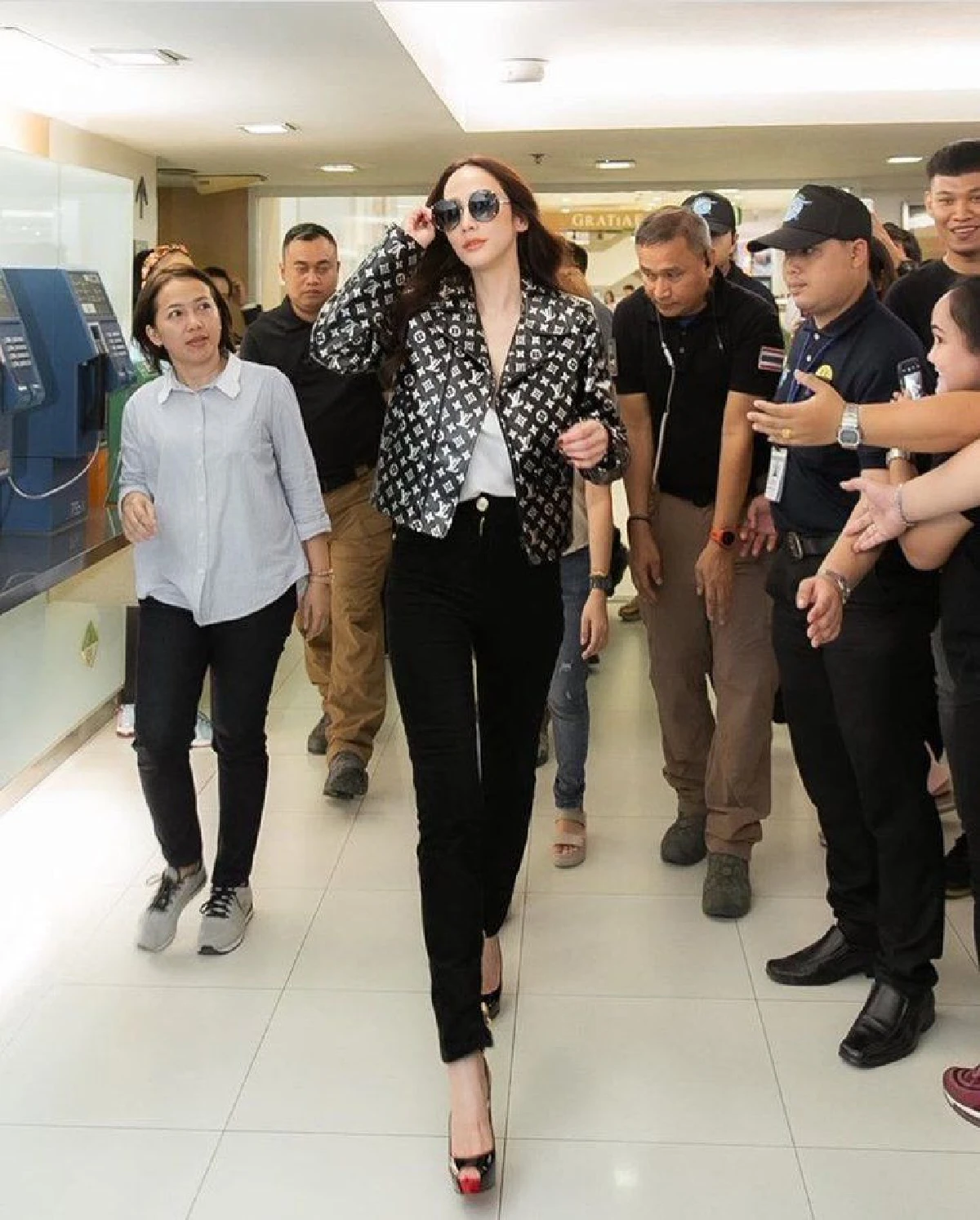สวยจนคนข้างๆสตั๊น อั้ม พัชราภา ไม่ต้องหยุดโพสก็เป๊ะ..สมกับเป็นซุปตาร์เบอร์หนึ่ง