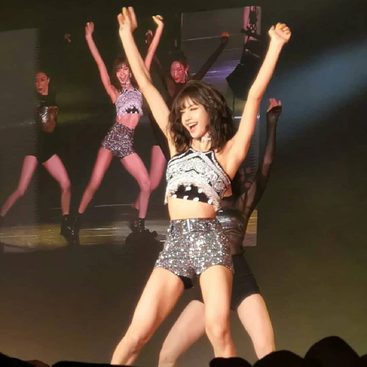 ม้าแตกที่เมืองไทย! ลิซ่า BLACKPINK แดนซ์สะบัดท่าใหม่สุดพลิ้ว ล็อคผมหน้าม้าไว้ไม่อยู่