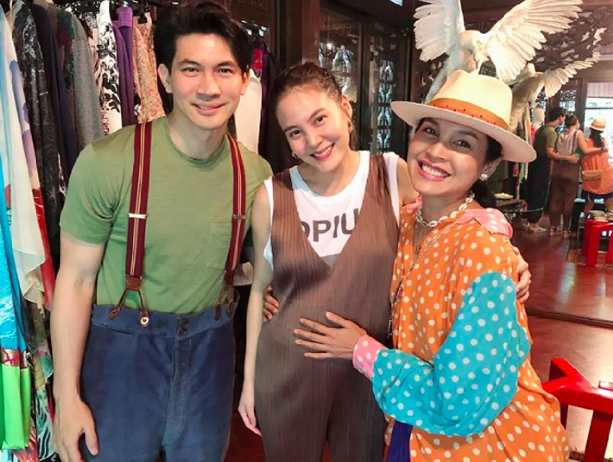 "เจนี่ เทียนโพธิ์สุวรรณ” สวมชุดคลุมท้องแล้ว! มาหา “หน่อย-เคน” ในลุคคุณแม่สุดน่ารัก