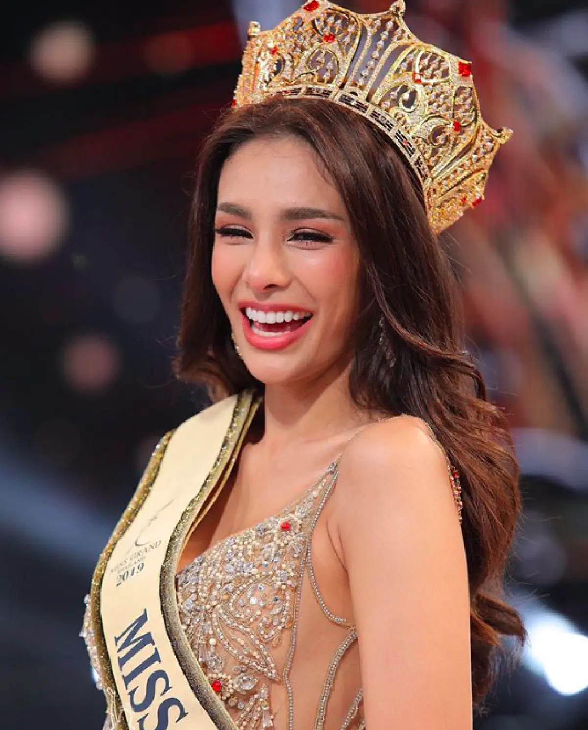 ส่องภาพชุดนักศึกษา "โกโก้ อารยะ” สาวงามจากนครพนม ผู้คว้ามงกุฎ "มิสแกรนด์ 2019"