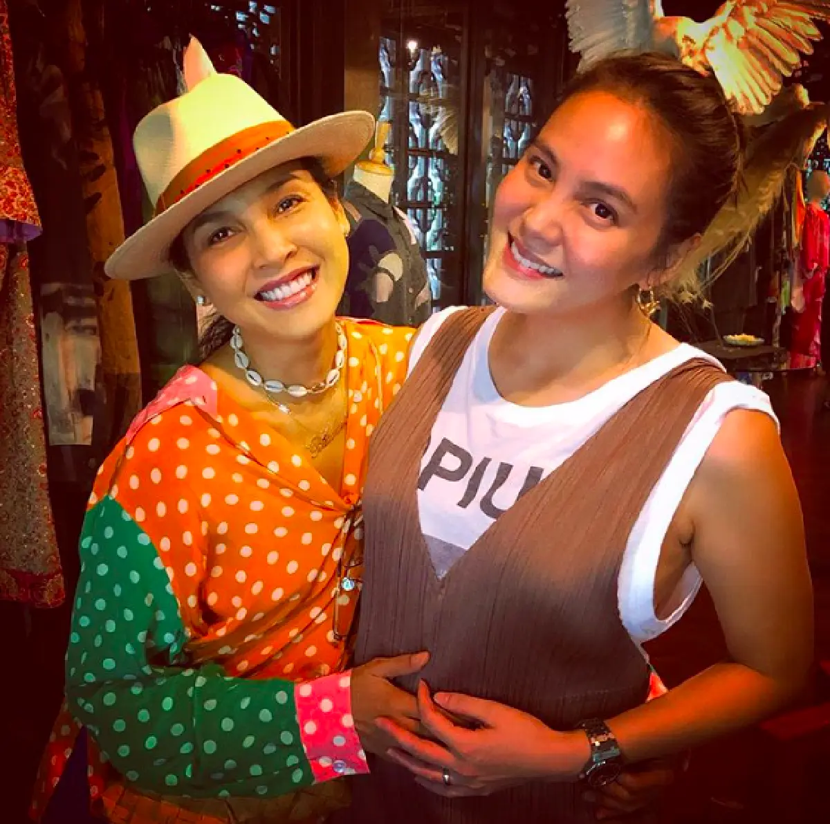 "เจนี่ เทียนโพธิ์สุวรรณ” สวมชุดคลุมท้องแล้ว! มาหา “หน่อย-เคน” ในลุคคุณแม่สุดน่ารัก