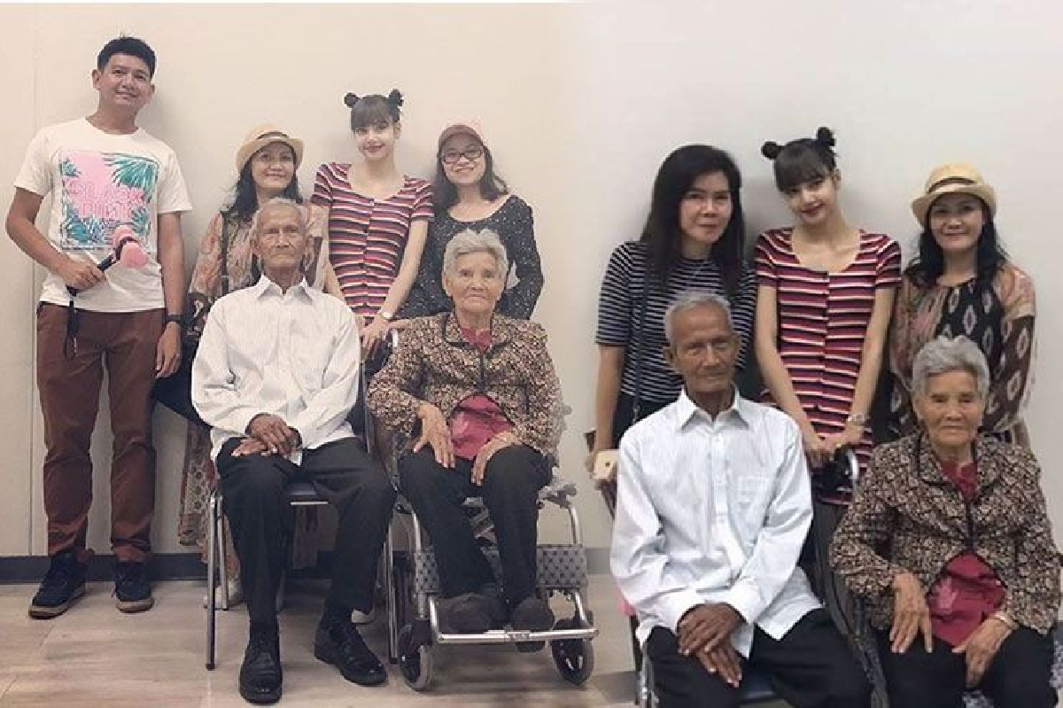 ภาพอบอุ่น! คุณแม่ "ลิซ่า BLACKPINK" พาตายายมาชมคอนเสิร์ตหลานสาวครั้งแรก ภาพอบอุ่น! คุณแม่ "ลิซ่า BLACKPINK" พาตายายมาชมคอนเสิร์ตหลานสาวครั้งแรก