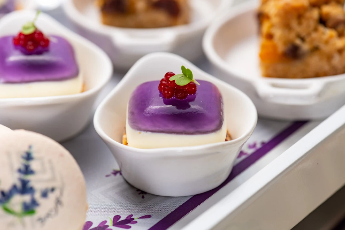 จิบน้ำชายามบ่าย ธีมสีม่วงลาเวนเดอร์ @อัพ แอนด์ อะบัฟ บาร์