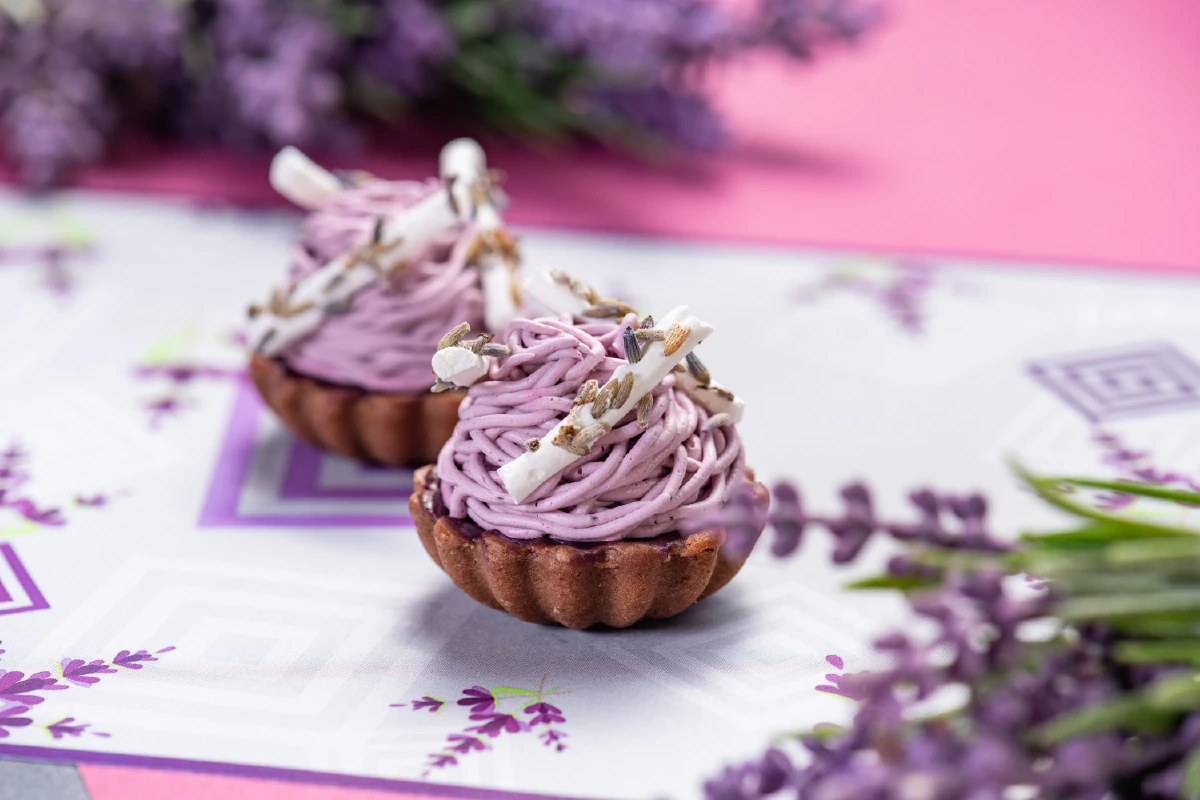 จิบน้ำชายามบ่าย ธีมสีม่วงลาเวนเดอร์ @อัพ แอนด์ อะบัฟ บาร์