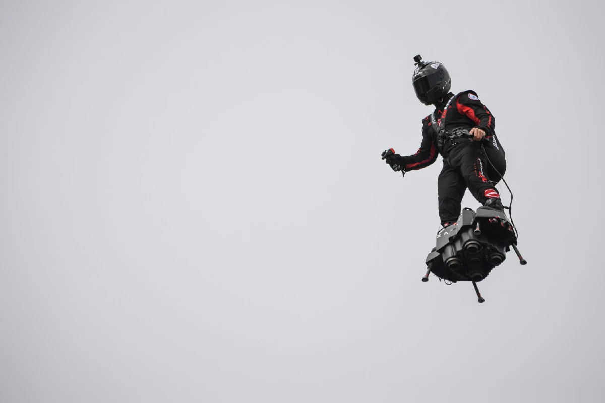 ทึ่งกันทั่วโลก "ฟลายบอร์ดแอร์" บินโชว์วันชาติฝรั่งเศส