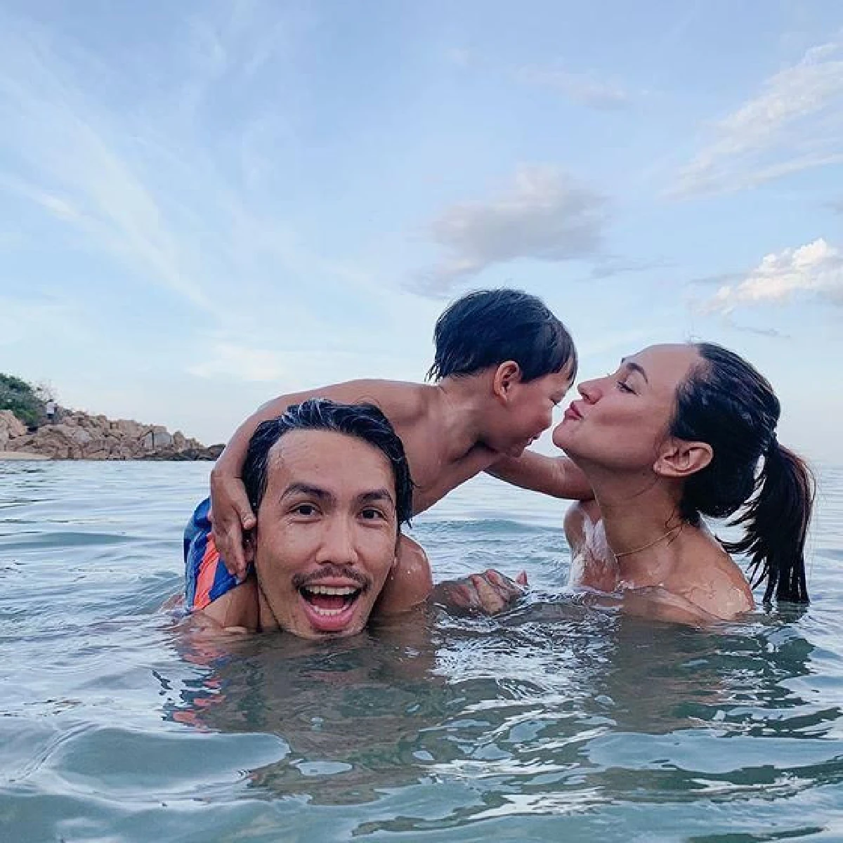"เจนสุดา” แท็กทีมครอบครัว-เพื่อนซี้เที่ยวเกาะสมุย เพราะอวดท้องโตมากในชุดว่ายน้ำ