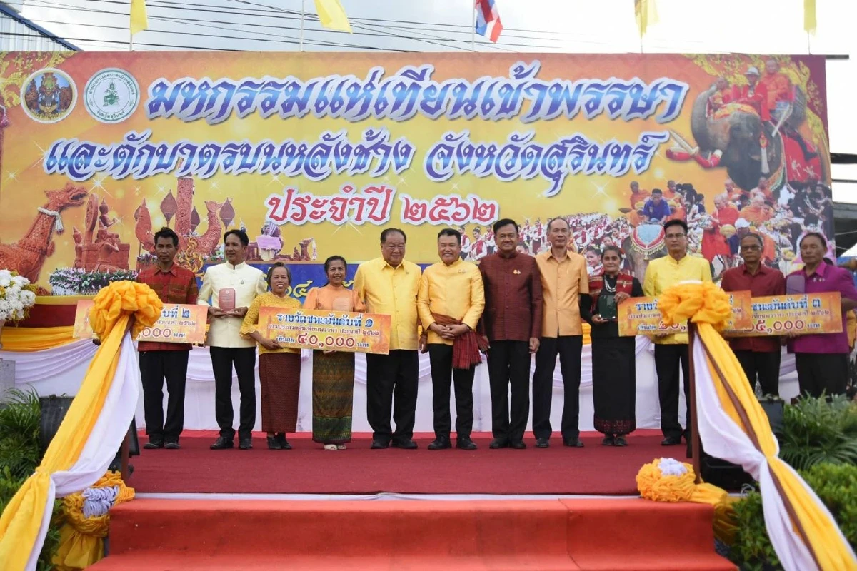 หนึ่งเดียวในโลกช้างกว่า43เชือกร่วมแห่เทียนพรรษาที่สุรินทร์