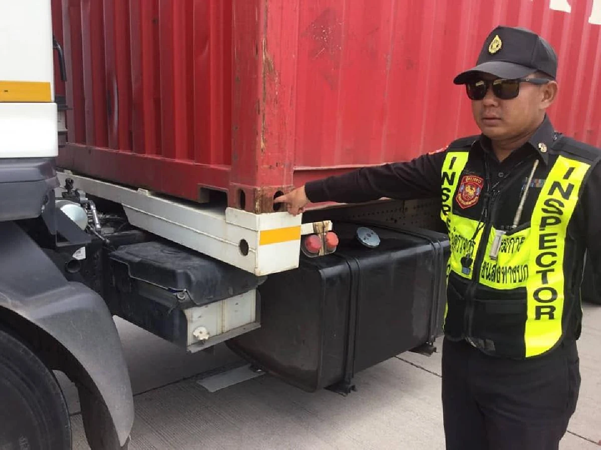 อันตรายสุดๆ! ขนส่งลุยตรวจ17วัน พบรถบรรทุกไม่ล็อกตู้คอนเทนเนอร์130คัน
