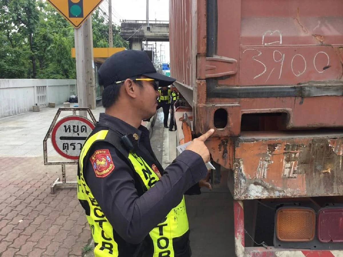 อันตรายสุดๆ! ขนส่งลุยตรวจ17วัน พบรถบรรทุกไม่ล็อกตู้คอนเทนเนอร์130คัน