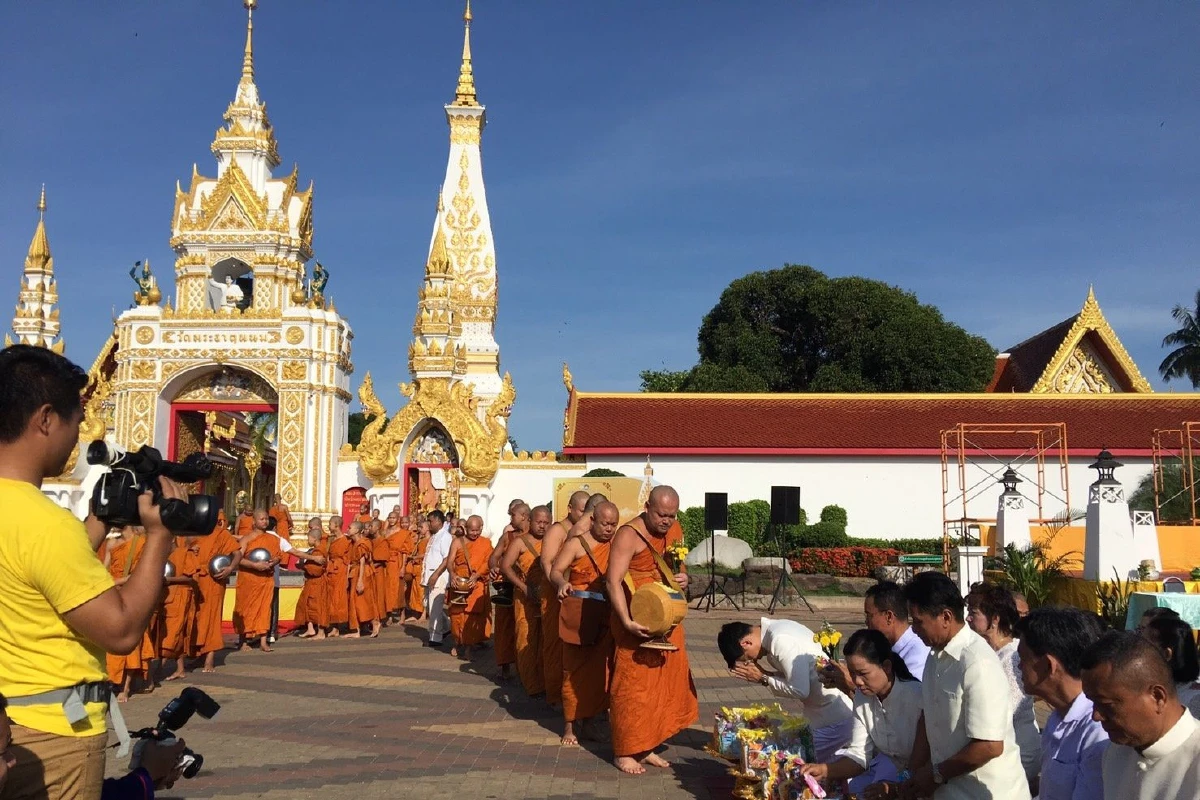 ไทย-ลาวร่วมทำบุญตักบาตรถวายองค์พระธาตุพนมวันอาสาฬหบูชา
