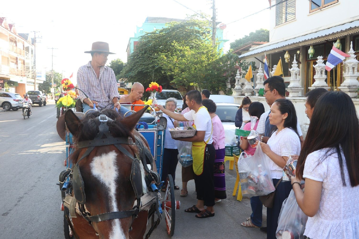 ลำปางจัดทำบุญตักบาตรบนรถม้าวันอาสาฬหบูชาและเข้าพรรษาปี62 ลำปางจัดทำบุญตักบาตรบนรถม้าวันอาสาฬหบูชาและเข้าพรรษาปี62