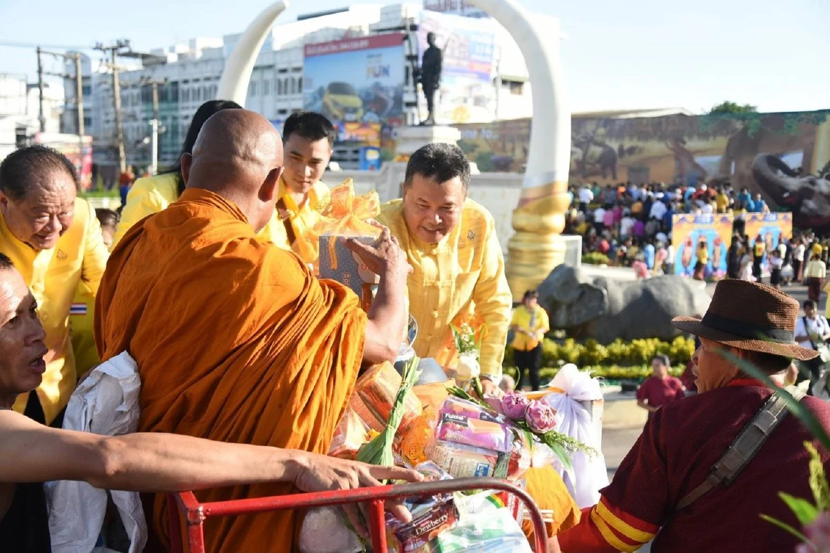 หนึ่งเดียวในโลกช้างกว่า43เชือกร่วมแห่เทียนพรรษาที่สุรินทร์