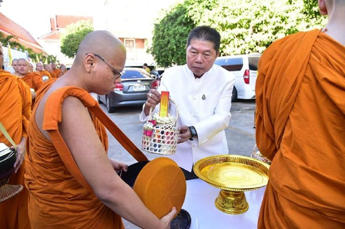 กทม.ตักบาตรพระวันอาสาฬหบูชา ถวายเป็นพระราชกุศล กทม.ตักบาตรพระวันอาสาฬหบูชา ถวายเป็นพระราชกุศล