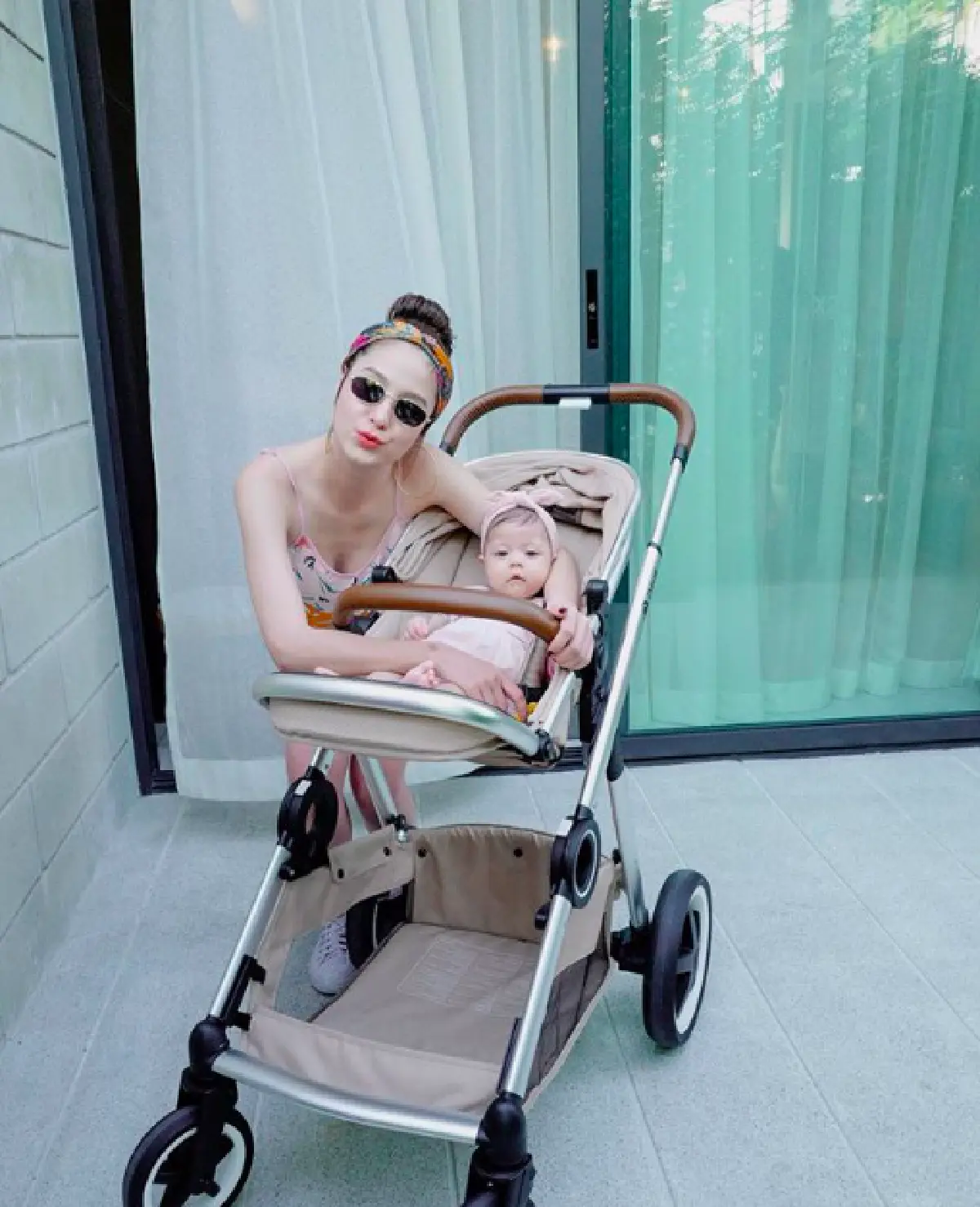 ออร่าทั้งน้าทั้งหลาน! "ขวัญ อุษามณี" พา "น้องธารา” ลูกสาว "พี่ลูกแก้ว” เที่ยวทะเล