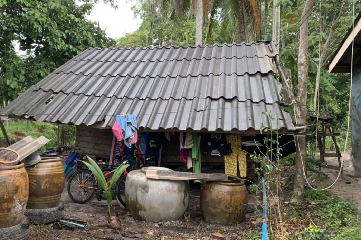 2เด็กหญิงถูกทิ้งอยู่กับพ่อในกระท่อมซอมซ่อไม่มีห้องน้ำไฟฟ้าใช้