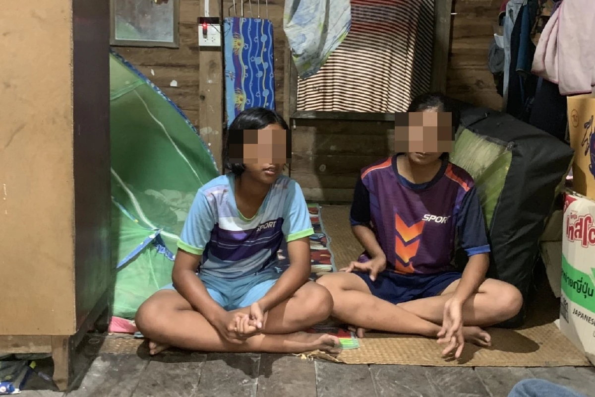 2เด็กหญิงถูกทิ้งอยู่กับพ่อในกระท่อมซอมซ่อไม่มีห้องน้ำไฟฟ้าใช้