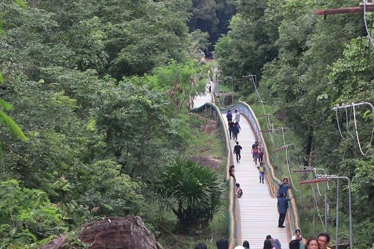 พุทธศาสนิกชนขึ้นบันได1,049ขั้นถวายเทียนพรรษาวัดดังขอนแก่น