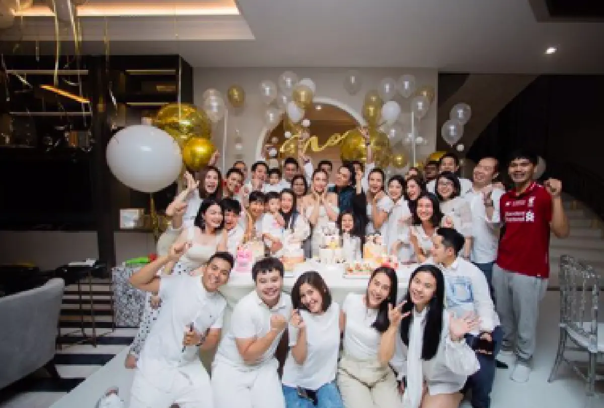 “เนย” เปิดบ้านสุดอลังการในวันเกิดอายุ 35 ปี ทำบุญเช้าฉลองเย็นอย่างอบอุ่น