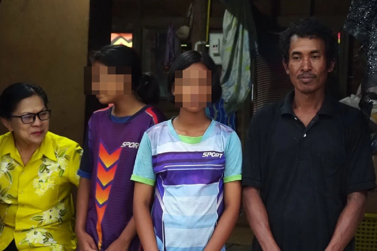 2เด็กหญิงถูกทิ้งอยู่กับพ่อในกระท่อมซอมซ่อไม่มีห้องน้ำไฟฟ้าใช้