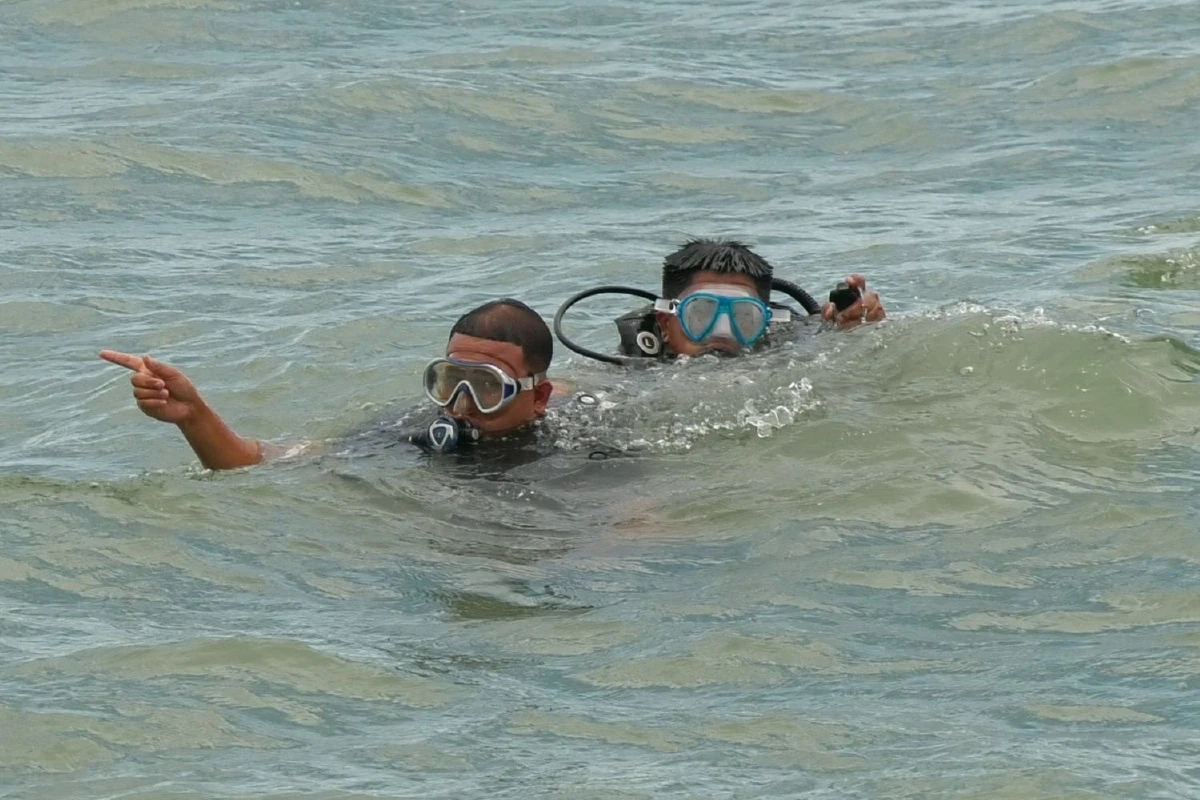 ระทึก!เรือทำประมงถูกคลื่นซัดล่มลูกเรือ5ชีวิตลอยคอกลางทะเลรอด