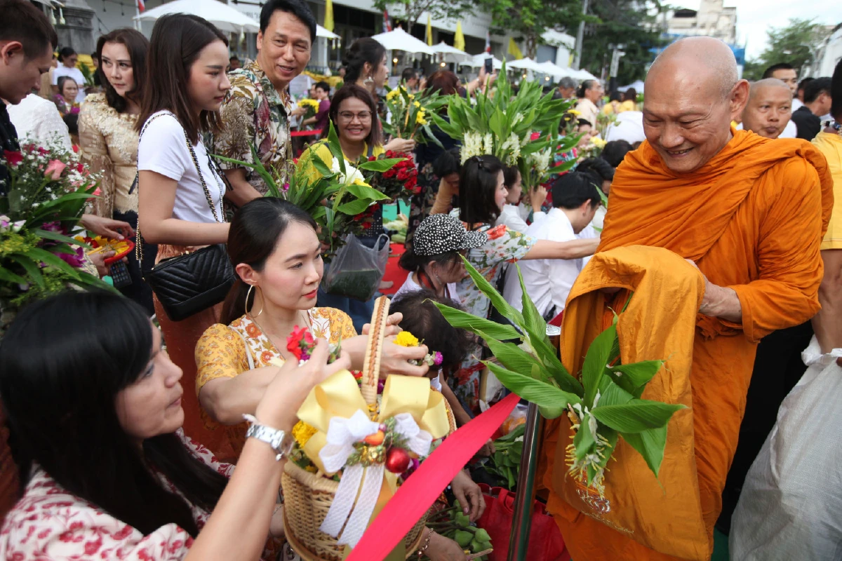 ชาวพุทธศรัทธาล้นร่วมตักบาตรดอกไม้แน่นวัดราชบพิธฯ